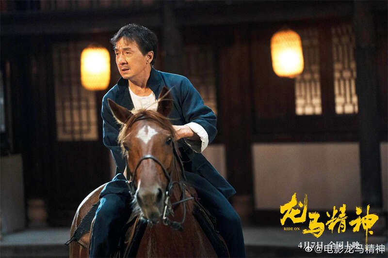 成龙成名之路_从打星到导演：成龙的转型之路_成龙成功之路