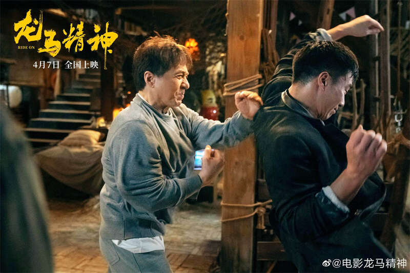 从打星到导演：成龙的转型之路_成龙成功之路_成龙成名之路